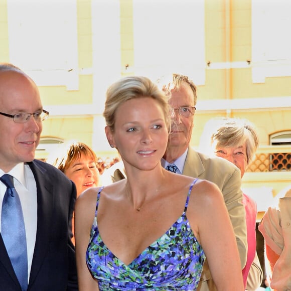 Le prince Albert II de Monaco et la princesse Charlène visitent l'exposition "L'histoire du mariage princier" au musée ocxéanographique de Monaco le 21 juillet 2011