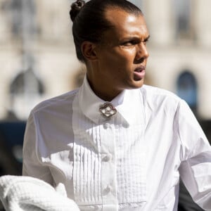 Exclusif - Le chanteur Stromae (Paul van Haver) et sa femme Coralie Barbier rentrent à l'hôtel Ritz après le défilé Chanel à Paris le 4 octobre 2022. 