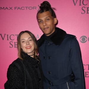 Elle lui a d'ailleurs adressé une jolie déclaration en publiant une photo d'elles dans leur jeunesse sur les réseaux sociaux
Le chanteur Stromae (nouvelle coupe de cheveux) et sa femme Coralie Barbier lors du photocall du Victoria's Secret Fashion 2016 au Grand Palais à Paris, France, le 30novembre 2016. © BOV/Bestimage 