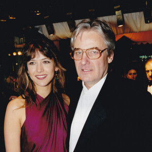 A cette période, Sophie Marceau était encore en couple avec Andrzej Zulawski, le père de son fils Vincent.
Andrzej Zulawski et Sophie Marceau à la Nuit des Césars le 6 mars 1999. 