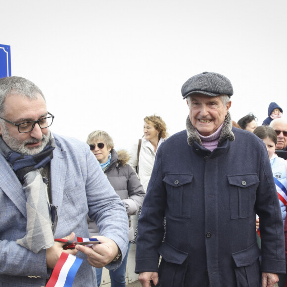 La famille de Claude Lelouch, toujours soudée, a tenu à être aux côtés du cinéaste pour ce grand jour.
Exclusif - Claude Lelouch - Inauguration de la "Promenade Claude Lelouch" qui porte désormais son nom en présence d'un public nombreux et de la famille du réalisateur à Villers-sur-Mer le 26 mars 2023. © Jack Tribeca / Bestimage