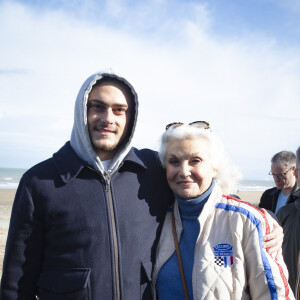 La tête couverte d'un béret pour affronter le froid, Claude Lelouch affichait un large sourire, et n'a pas manqué de rappeler son attachement à ce lieu si cher à ses yeux.
Exclusif - Boaz Lelouch et sa tante Martine Lelouch - Inauguration de la "Promenade Claude Lelouch" qui porte désormais son nom en présence d'un public nombreux et de la famille du réalisateur à Villers-sur-Mer le 26 mars 2023. © Jack Tribeca / Bestimage