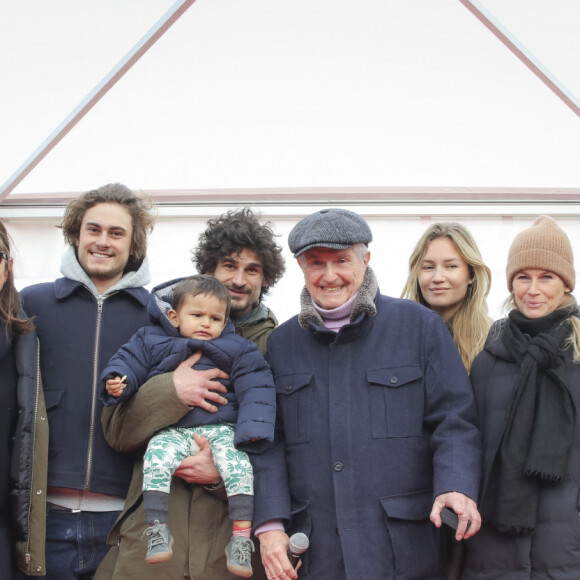 À ses côtés, son amour, Valérie Perrin, qui sera bientôt... sa femme. Le réalisateur de 85 ans était aussi entouré de ses enfants, pour ce jour si particulier.
Exclusif - Simon, Alias, Valérie Perrin, Boaz, Ayaan, Sashka, Rebecca, Sarah, Martine, Shaya, les enfants, petits enfants, sa compagne et sa soeur, autour de Claude Lelouch - Inauguration de la "Promenade Claude Lelouch" qui porte désormais son nom en présence d'un public nombreux et de la famille du réalisateur à Villers-sur-Mer le 26 mars 2023. © Jack Tribeca / Bestimage