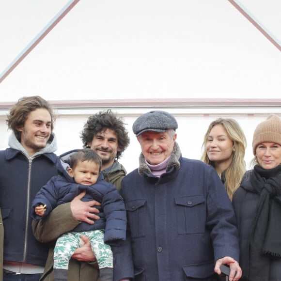 Exclusif - Simon, Alias, Valérie Perrin, Boaz, Ayaan, Sashka, Rebecca, Sarah, Martine, Shaya, les enfants, petits enfants, sa compagne et sa soeur, autour de Claude Lelouch - Inauguration de la "Promenade Claude Lelouch" qui porte désormais son nom en présence d'un public nombreux et de la famille du réalisateur à Villers-sur-Mer le 26 mars 2023. © Jack Tribeca / Bestimage