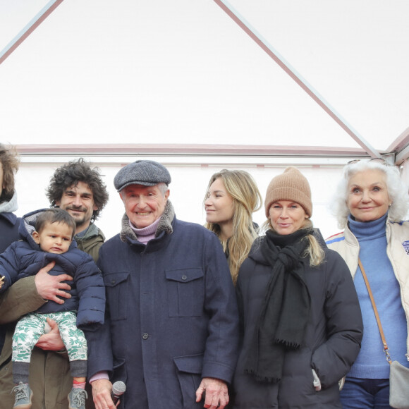 Exclusif - Simon, Alias, Valérie Perrin, Boaz, Ayaan, Sashka, Rebecca, Sarah, Martine, Shaya, les enfants, petits enfants, sa compagne et sa soeur, autour de Claude Lelouch - Inauguration de la "Promenade Claude Lelouch" qui porte désormais son nom en présence d'un public nombreux et de la famille du réalisateur à Villers-sur-Mer le 26 mars 2023. © Jack Tribeca / Bestimage