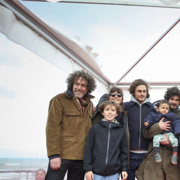 Exclusif - Simon, Alias, Valérie Perrin, Boaz, Ayaan, Sashka, Rebecca, Sarah, Martine, Shaya, les enfants, petits enfants, sa compagne et sa soeur, autour de Claude Lelouch - Inauguration de la "Promenade Claude Lelouch" qui porte désormais son nom en présence d'un public nombreux et de la famille du réalisateur à Villers-sur-Mer le 26 mars 2023. © Jack Tribeca / Bestimage