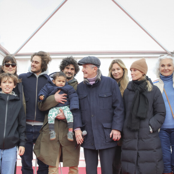 Exclusif - Simon, Alias, Valérie Perrin, Boaz, Ayaan, Sashka, Rebecca, Sarah, Martine, Shaya, les enfants, petits enfants, sa compagne et sa soeur, autour de Claude Lelouch - Inauguration de la "Promenade Claude Lelouch" qui porte désormais son nom en présence d'un public nombreux et de la famille du réalisateur à Villers-sur-Mer le 26 mars 2023. © Jack Tribeca / Bestimage