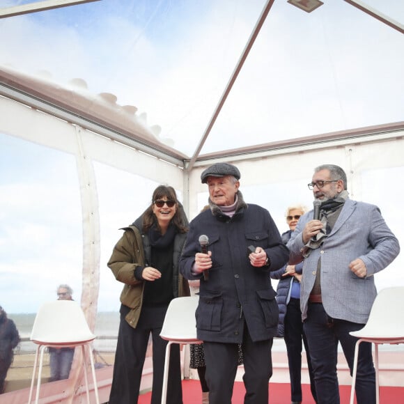 Exclusif - Valérie Perrin et son compagnon Claude Lelouch - Inauguration de la "Promenade Claude Lelouch" qui porte désormais son nom en présence d'un public nombreux et de la famille du réalisateur à Villers-sur-Mer le 26 mars 2023. © Jack Tribeca / Bestimage