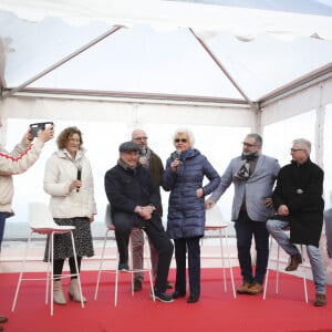 Exclusif - Martine Lelouch, Claude Lelouch, Anne d'Ornano - Inauguration de la "Promenade Claude Lelouch" qui porte désormais son nom en présence d'un public nombreux et de la famille du réalisateur à Villers-sur-Mer le 26 mars 2023. © Jack Tribeca / Bestimage