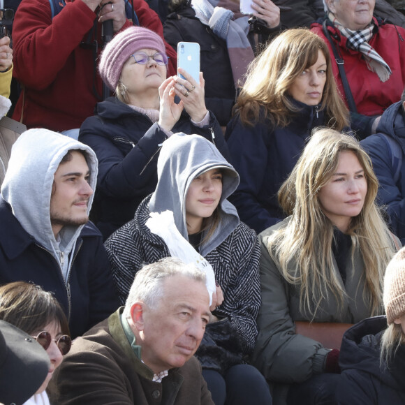 Exclusif - Boaz Lelouch, Rebecca, Sarah Lelouch - Inauguration de la "Promenade Claude Lelouch" qui porte désormais son nom en présence d'un public nombreux et de la famille du réalisateur à Villers-sur-Mer le 26 mars 2023. © Jack Tribeca / Bestimage