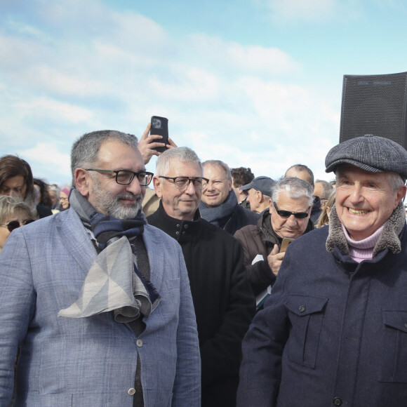 Exclusif - Claude Lelouch - Inauguration de la "Promenade Claude Lelouch" qui porte désormais son nom en présence d'un public nombreux et de la famille du réalisateur à Villers-sur-Mer le 26 mars 2023. © Jack Tribeca / Bestimage
