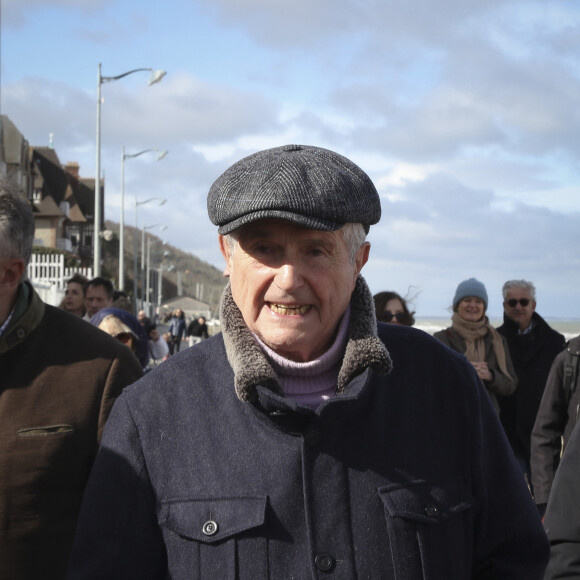 Exclusif - Claude Lelouch - Inauguration de la "Promenade Claude Lelouch" qui porte désormais son nom en présence d'un public nombreux et de la famille du réalisateur à Villers-sur-Mer le 26 mars 2023. © Jack Tribeca / Bestimage