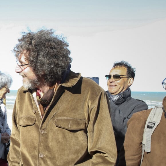 Exclusif - Claude Lelouch et son fils Simon - Inauguration de la "Promenade Claude Lelouch" qui porte désormais son nom en présence d'un public nombreux et de la famille du réalisateur à Villers-sur-Mer le 26 mars 2023. © Jack Tribeca / Bestimage