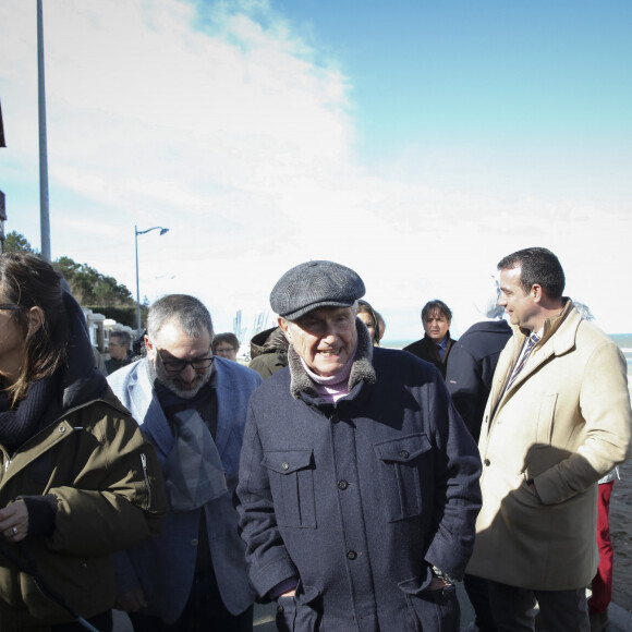 Exclusif - Valérie Perrin, Claude Lelouch et son fils Simon - Inauguration de la "Promenade Claude Lelouch" qui porte désormais son nom en présence d'un public nombreux et de la famille du réalisateur à Villers-sur-Mer le 26 mars 2023. © Jack Tribeca / Bestimage