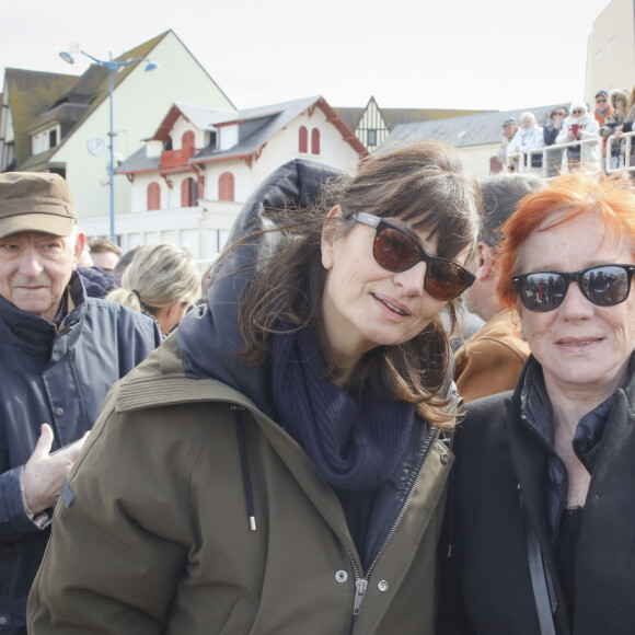 Exclusif - Valérie Perrin, Eva Darlan - Inauguration de la "Promenade Claude Lelouch" qui porte désormais son nom en présence d'un public nombreux et de la famille du réalisateur à Villers-sur-Mer le 26 mars 2023. © Jack Tribeca / Bestimage