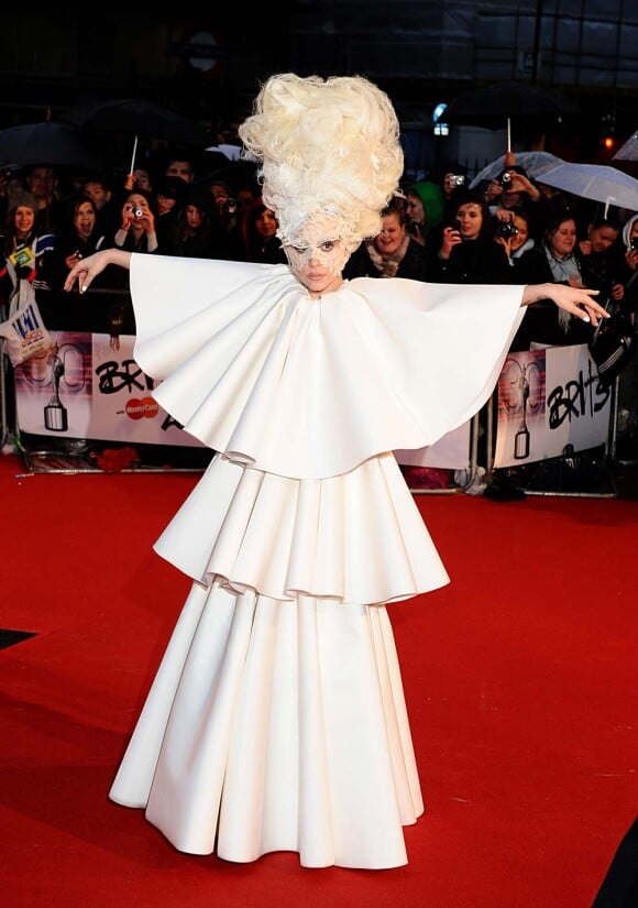 Lady Gaga et sa robe "Colombine" aux Brit Awards, à Londres, le 16 février 2010 !
