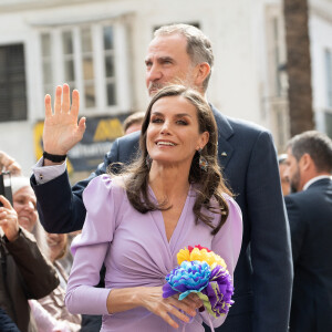 Une tenue aussi chic simple que sophistiquée et sexy qui a mis tout le monde d'accord et a fait de l'ombre à son mari !
Le roi Felipe VI et la reine Letizia d'Espagne, assistent à l'ouverture du 9ème Congrès international de la langue espagnole à Cadix, le 27 mars 2023. 