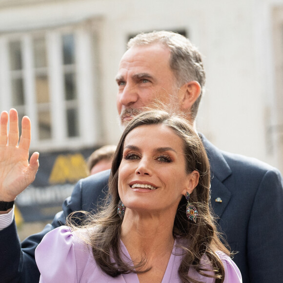 Une tenue aussi chic simple que sophistiquée et sexy qui a mis tout le monde d'accord et a fait de l'ombre à son mari !
Le roi Felipe VI et la reine Letizia d'Espagne, assistent à l'ouverture du 9ème Congrès international de la langue espagnole à Cadix, le 27 mars 2023. 