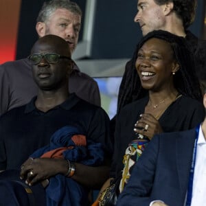 "Un match ce n'est pas de tout repos", conclut la journaliste
 
Les jeunes mariés Lilian Thuram et Kareen Guiock - People assistent au match aller de la Ligue des Champions entre le Paris Saint-Germain et la Juventus (2-1) au Parc des Princes à Paris le 6 septembre 2022.