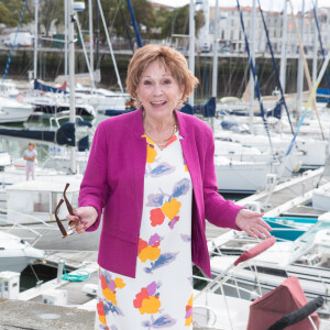 Une grand-mère dont le parcours et la carrière force l'admiration pour les acteurs qu'ils tentent d'être aussi
Marion Game - Photocall de "Scènes de ménage" dans le cadre du 17e festival de fiction TV de La Rochelle sur le Vieux Port à La Rochelle le 12 septembre 2015