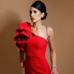 Adoptez l'allure de femme fatale de Fabienne Carat avec cette robe rouge asymétrique