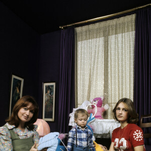 Archives - En France, Marion Game chez elle, enceinte, avec ses deux enfants Romain Verlier et Virginie Ledieu en janvier 1976. © Alain Canu via Bestimage