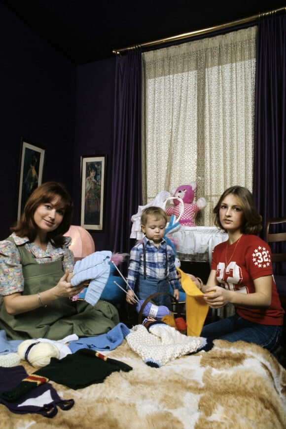 Archives - En France, Marion Game chez elle, enceinte, avec ses deux enfants Romain Verlier et Virginie Ledieu en janvier 1976. © Alain Canu via Bestimage