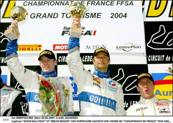 David Hallyday et Bruno Besson gagnent une course de championnat de France.
