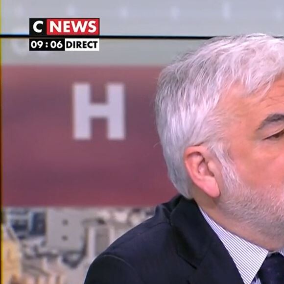 "Vous vous informez, mais écoutez Caroline Pigozzi qui parlait du Pape. C'est quand même plus important que de savoir ce que vous allez déjeuner à l'heure de ce midi", a notamment lancé le présentateur