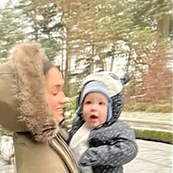 Le prince Harry, duc de Sussex et Meghan Markle, duchesse de Sussex, dévoilent des photos et des vidéos inédites de leur fils Archie dans "Harry & Meghan" (Netflix). La jeune famille peut également être vue dans un court vidéo-clip célébrant le premier anniversaire de Lilibet, avec Archie effronté grimpant sur la table pour aider sa petite soeur à souffler les bougies sur un énorme gâteau. Dans le sixième épisode, la princesse Eugénie rend visite à son cousin Harry aux États-Unis, le rejoignant pour un moment de complicité avec Archie sur la plage. Le 15 décembre 2022. 