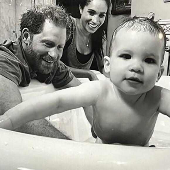 Des images touchantes d'un petit garçon comme tout le monde
Le prince Harry, duc de Sussex et Meghan Markle, duchesse de Sussex, dévoilent des photos et des vidéos inédites de leur fils Archie dans "Harry & Meghan" (Netflix). La jeune famille peut également être vue dans un court vidéo-clip célébrant le premier anniversaire de Lilibet, avec Archie effronté grimpant sur la table pour aider sa petite soeur à souffler les bougies sur un énorme gâteau. Dans le sixième épisode, la princesse Eugénie rend visite à son cousin Harry aux États-Unis, le rejoignant pour un moment de complicité avec Archie sur la plage. Le 15 décembre 2022. 