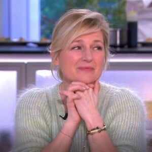 Anne-Elisabeth Lemoine a reçu Benoît Poelvoorde dans "C à vous", sur France 5, le 30 mars 2023