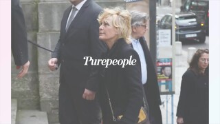 Marion Game : Sa fille Virginie Ledieu, en larmes et soutenue par son mari aux obsèques, elle s'effondre