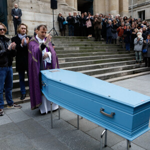 Cercueil de la défunt, Virginie Ledieu, la fille de Marion Game, Aurélien Raynal petit-fils de Marion Game et Arthur Raynal petits-fils de Marion Game - Sorties des obsèques de Marion Game en l'église Saint Roch à Paris, France, le 31 mars 2023. © Christophe Clovis/Bestimage 