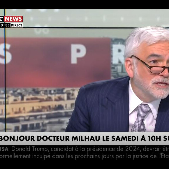 Pascal Praud a ensuite révélé qu'il avait vu un pédiatre jusqu'à l'âge de 18 ans