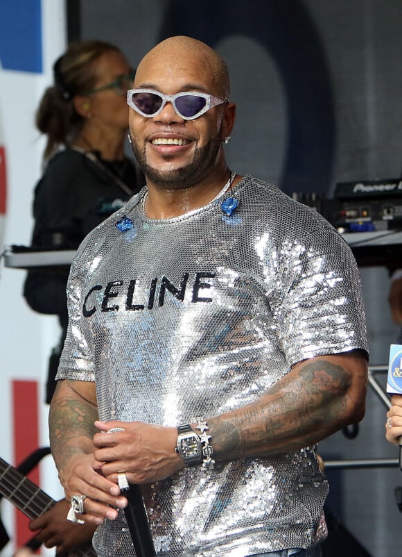 Flo Rida se produit sur Fox and Friends à Fox Square à New York City, New York, Etats-Unis, le 9 juillet 2022.