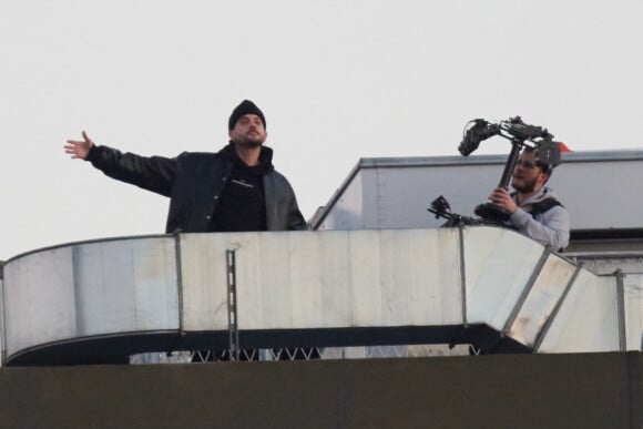 Exclusif - Le rappeur G-Eazy tourne un clip sur le toit de l'hôtel Pullman à Paris le 7 février 2023. 