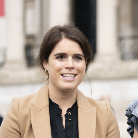 La princesse Eugenie d'York, avec la co-fondatrice du collectif anti-esclavagiste Julia de Boinville, lors d'une visite de l'exposition d'art du collectif anti-esclavagiste à Trafalgar Square à Londres. Le 17 octobre 2022. 