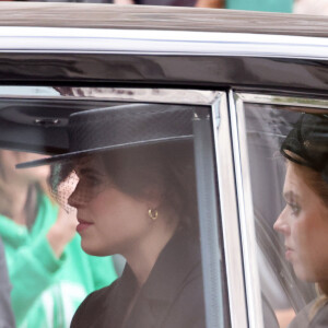 La princesse Eugenie et la princesse Beatrice d'York - Arrivées au service funéraire à l'Abbaye de Westminster pour les funérailles d'Etat de la reine Elizabeth II d'Angleterre le 19 septembre 2022. © Jacovides-Moreau Bestimage 