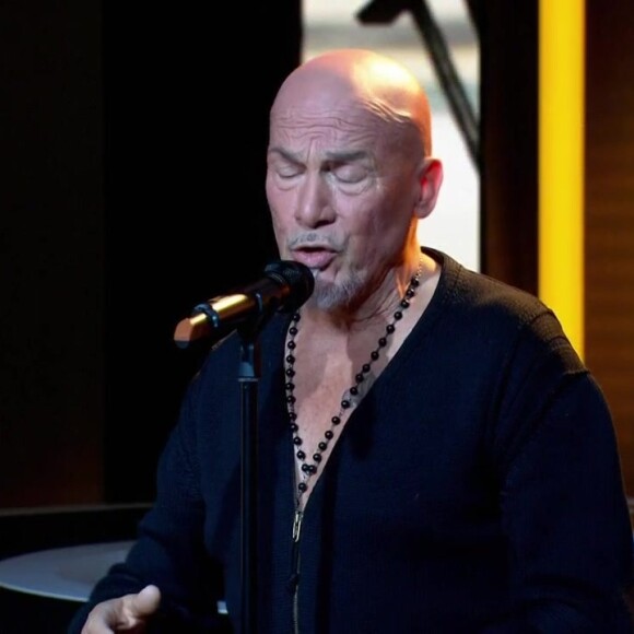 Florent Pagny a chanté son nouveau morceau "Encore" sur le plateau de "20h30 le dimanche", sur France 2 avec Kendji Girac, le 2 avril 2023.