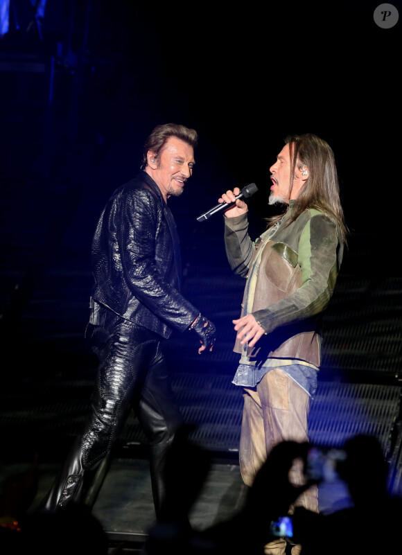 Florent Pagny - Johnny Hallyday en duo pour son 2ᵉ concert de la tournée "Born Rocker Tour" au POPB de Bercy à Paris. Le 15 juin 2013 - Bestimage