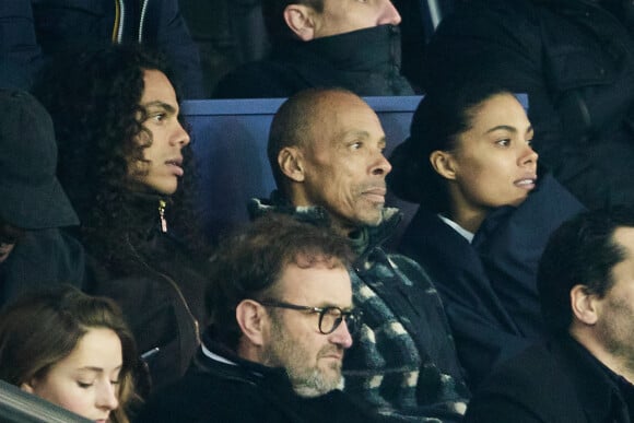 Zakari Kunakey, Tina Kunakey et son père Robin Kunakey - People dans les tribunes lors du match de championnat de Ligue 1 Uber Eats opposant le Paris Saint-Germain (PSG) à l'Olympique Lyonnais au Parc des Princes à Paris le 2 avril 2023.
