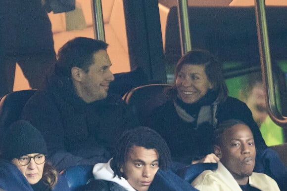 Grand Corps Malade et sa femme Julia Marsaud - People dans les tribunes lors du match de championnat de Ligue 1 Uber Eats opposant le Paris Saint-Germain (PSG) à l'Olympique Lyonnais au Parc des Princes à Paris le 2 avril 2023.