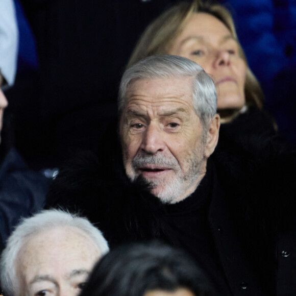 Le mannequin Eva Herzigova et l'homme d'affaires Jean-Claude Darmon ont discuté pendant le match

Eva Herzigova et Jean-Claude Darmon - People dans les tribunes lors du match de championnat de Ligue 1 Uber Eats opposant le Paris Saint-Germain (PSG) à l'Olympique Lyonnais au Parc des Princes à Paris le 2 avril 2023.