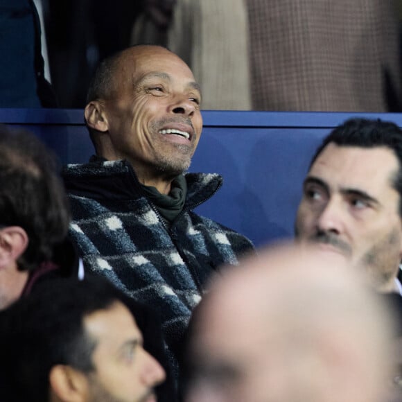 Tina Kunakey et son père Robin Kunakey - People dans les tribunes lors du match de championnat de Ligue 1 Uber Eats opposant le Paris Saint-Germain (PSG) à l'Olympique Lyonnais au Parc des Princes à Paris le 2 avril 2023.