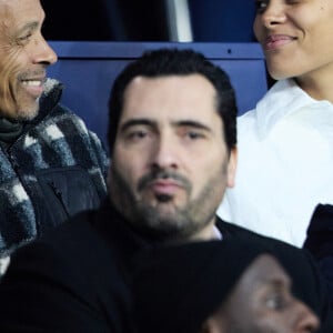 Tina Kunakey était présente avec son frère Zakary, mais surtout son père, Robin
 
Tina Kunakey et son père Robin Kunakey - People dans les tribunes lors du match de championnat de Ligue 1 Uber Eats opposant le Paris Saint-Germain (PSG) à l'Olympique Lyonnais au Parc des Princes à Paris le 2 avril 2023.