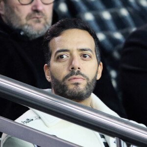 L'acteur Tarek Boudali avait également fait le déplacement pour assister à la défaite des Parisiens
 
Tarek Boudali - People dans les tribunes lors du match de championnat de Ligue 1 Uber Eats opposant le Paris Saint-Germain (PSG) à l'Olympique Lyonnais au Parc des Princes à Paris le 2 avril 2023.