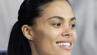 Tina Kunakey au match PSG-OL avec Robin, son père très beau gosse de 60 ans