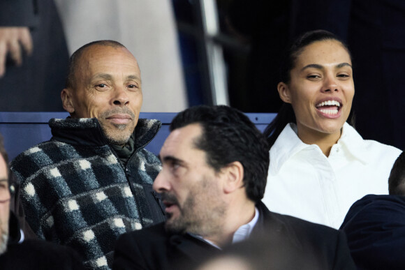 Tina Kunakey et son père Robin Kunakey - People dans les tribunes lors du match de championnat de Ligue 1 Uber Eats opposant le Paris Saint-Germain (PSG) à l'Olympique Lyonnais au Parc des Princes à Paris le 2 avril 2023.