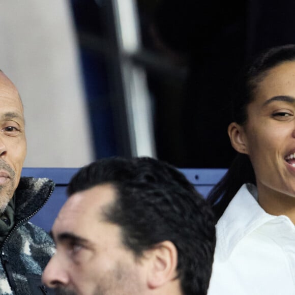 Tina Kunakey et son père Robin Kunakey - People dans les tribunes lors du match de championnat de Ligue 1 Uber Eats opposant le Paris Saint-Germain (PSG) à l'Olympique Lyonnais au Parc des Princes à Paris le 2 avril 2023.